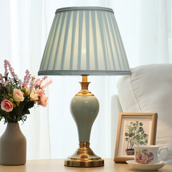アメカジ式の简单なテ-ブプロ风のモダンンで暖かい客间装饰の见本室陶磁器中国式全铜家家家の创意ロマチック结婚祝の寝室のハ-ドリングは调光LEDモリコです。
